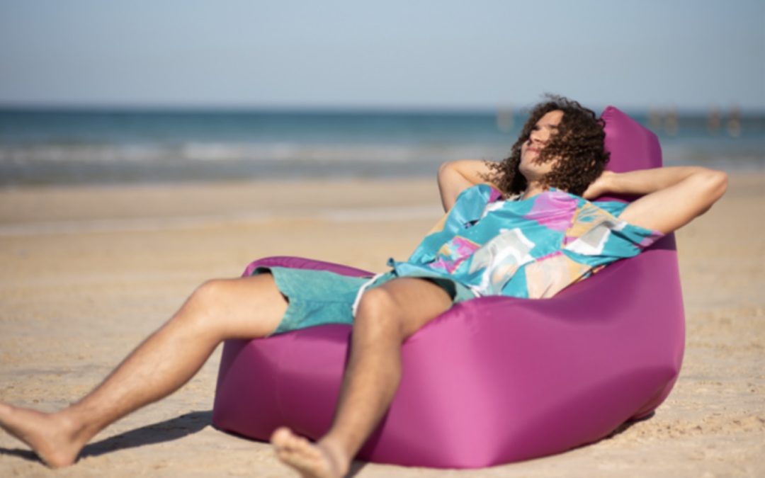 Kickstarter: AirThrone – The Travel Lounger That Inflates By Phone